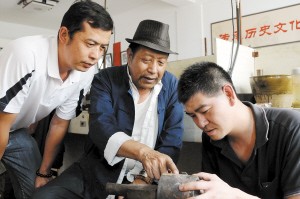 乌铜走银传承人金永才在指导徒弟。 供图