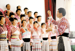 小水井苗族农民合唱团进行排练. 记者周密摄
