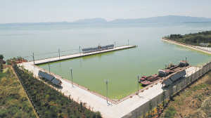 呈贡新城码头位于呈贡斗南滇池生态湿地公园，采用挖入式港池，船舶可平稳停靠。 记者赵伟摄