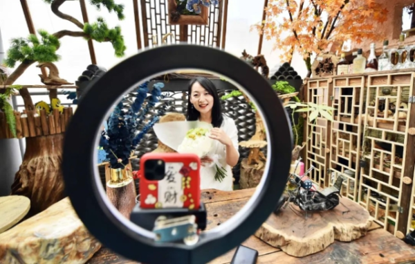 斗南花卉直播，带动线上鲜花消费。王俊星 摄.png